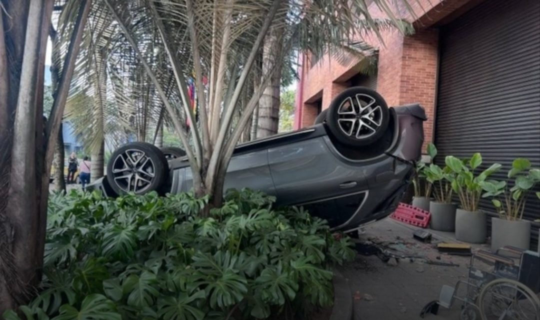 VEHÍCULO CAE DESDE SEGUNDO PISO EN CLUB EL NOGAL
