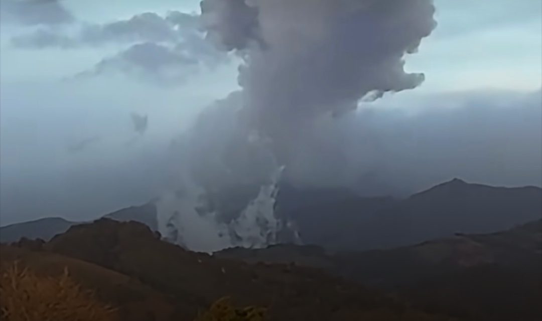 VOLCÁN PURACÉ EMITE GASES, ALERTA EN CAUCA