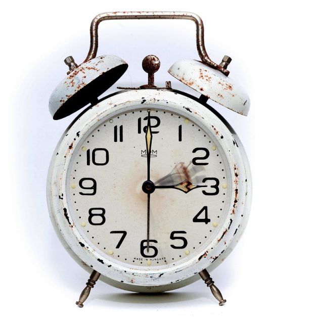 Despertadores humanos: El ingenioso método para madrugar antes de la alarma